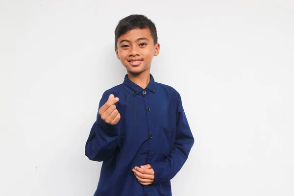 愛のサイン指のジェスチャーを見せながら カメラを見て青いシャツの笑顔の男の子 Saranghai — ストック写真