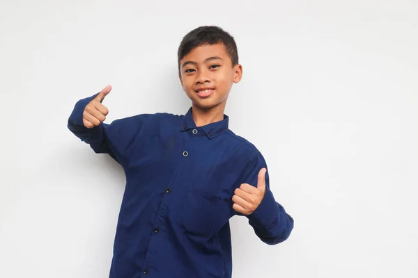 Sorrindo Menino Confiante Vestindo Uma Camisa Casual Azul Olhando Para — Fotografia de Stock