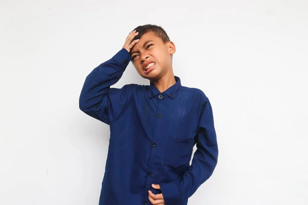 Krásný Chlapec Ležérní Košili Stojí Nad Izolovaným Bílým Pozadím Trpí — Stock fotografie