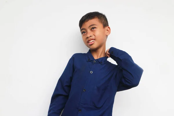 Cute Oszołomiony Chłopiec Niebieskiej Koszuli Patrząc Aparat Uśmiechem Izolowane Białym — Zdjęcie stockowe