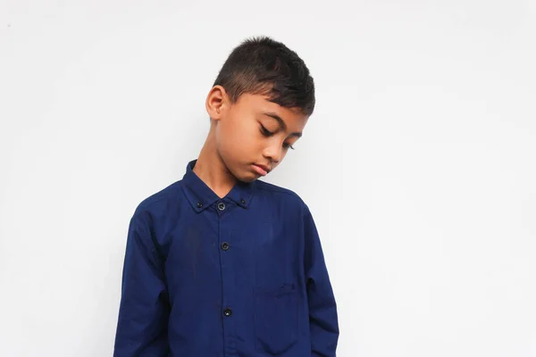 Trauriger Junge Trägt Blaues Hemd Auf Weißem Hintergrund — Stockfoto