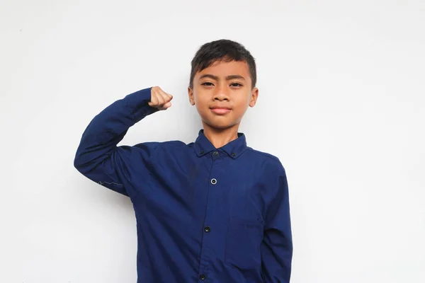 青いシャツを着たアジア系の少年が白い背景に筋肉や両足を見せている 未来と夢のコンセプト — ストック写真