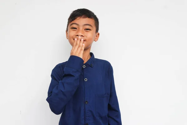 Uśmiechnięty Chłopiec Patrzy Kamerę Zakrywając Usta Dłonią Zakłopotaniu — Zdjęcie stockowe