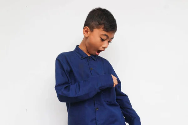 Rapaz Surpreendido Olhar Para Bolso Com Uma Camisa Parece Que — Fotografia de Stock