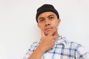 Pijamalı ve bereli bir adam kameraya bakarken gülümsüyor. Beyaz arkaplanda izole