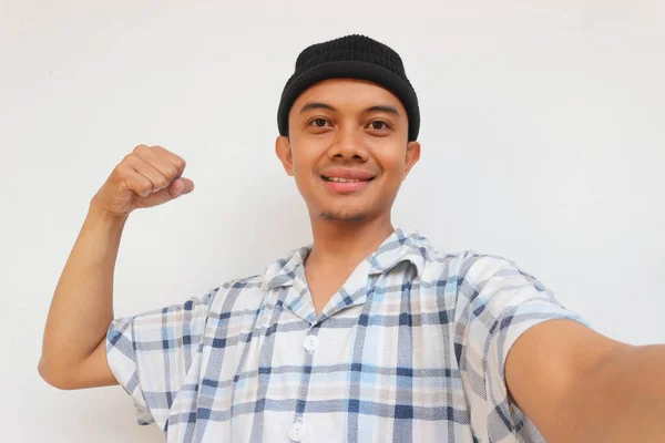 Hombre Adulto Sonriente Con Pijamas Gorra Gorro Mostrando Músculo Bíceps — Foto de Stock
