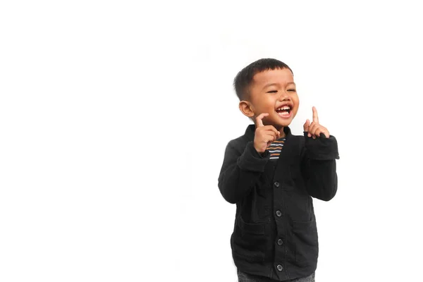 Niño Sonriente Mira Cámara Levantando Las Manos Señalando Hacia Arriba —  Fotos de Stock