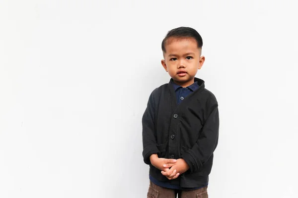 Ένα Μικρό Αγόρι Στέκεται Ενώ Κοιτάζει Την Κάμερα Αυτοπεποίθηση Απομονωμένο — Φωτογραφία Αρχείου