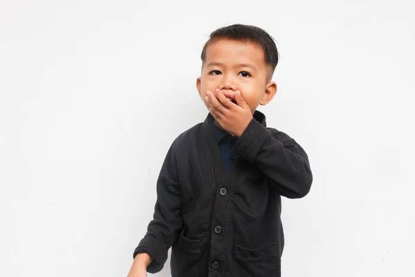Leende Liten Pojke Stänger Munnen Medan Han Tittar Kameran Med — Stockfoto