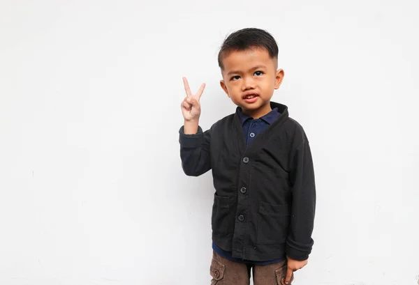 Uśmiechnięty Chłopiec Podniósł Rękę Aby Pokazać Znak Izolowany Białym Tle — Zdjęcie stockowe