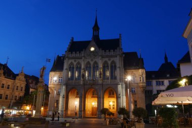 Erfurt am Abend 'deki Rathaus auf dem Fischmarkt