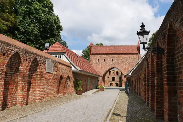 Neubrandenburg mit Zwinger 'da Friedlnder Tor ein histories Stadttor