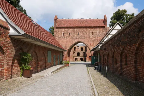 Neubrandenburg mit Zwinger 'da Friedlnder Tor ein histories Stadttor