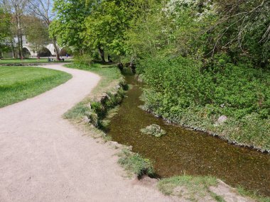 Weg neben Karstquelle im Ilmpark, Weimar