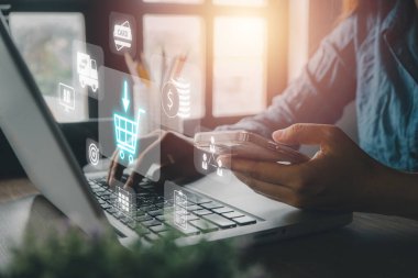 Otomobil internet mağazası alımına çevrimiçi E-Ticaret kavramını ekleyin, VR ekranında alışveriş grafiği olan akıllı telefon kullanan kişi, Online alışveriş.