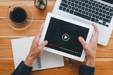 İnternette video yayını, dizüstü bilgisayarda online film ya da TV dizisi izleyen kişi, abonelik temalı dijital yayın kavramı.