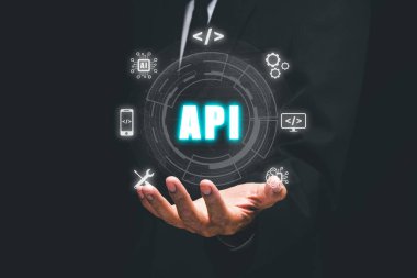 API - Uygulama Programlama Arayüzü, Ofis masasında VR ekran API simgesi, Yazılım geliştirme aracı, modern teknoloji, internet ve ağ oluşturma kavramı