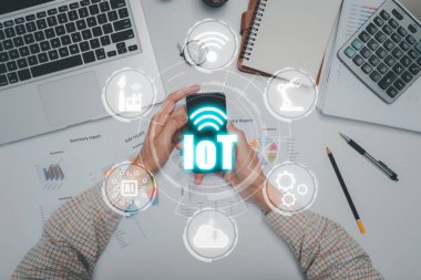 Nesnelerin IOT interneti, VR ekran arka planı, dijital dönüşüm, modern teknoloji konsepti ile akıllı telefona elle dokunmak.