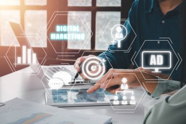 Dijital pazarlama teknolojisi konsepti, iş buharı ofis masasında VR ekranı dijital pazarlama simgesi, İnternet, Çevrimiçi, Arama Motoru İyimserleştirme ile veri tartışması.