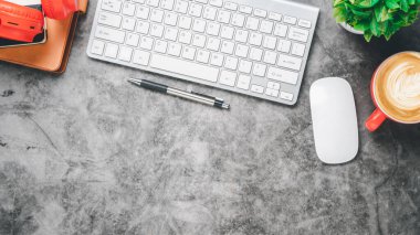 Üst görünüm, klavye bilgisayarlı Karanlık Ofis masası, bir fincan kahve, kalem, fare ve defter, kopyalama alanı,..