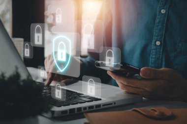 Siber güvenlik, dijital suç kavramı, bilgisayar klavyesinde yazan kişi, siber suçlara karşı sunucuyu korumak için güvenli internet üzerinde çalışan siber güvenlik uzmanı, bilgisayar korsanlarından veri koruması.