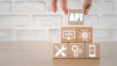 API - Uygulama Programlama Arayüzü, VR ekran API simgesi olan tahta blok, Yazılım geliştirme aracı, modern teknoloji, internet ve ağ konsepti.