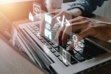 DevOps konsepti, VR ekranında DevOps simgesi olan dizüstü bilgisayar kullanan kadın eli, Metodoloji geliştirme işlemleri, programlama teknolojisi kavramı.