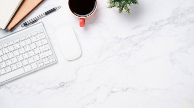 Üst görünüm, klavye bilgisayarlı beyaz ofis masası, bir fincan kahve, kalem, fare ve defter, kopyalama alanı,...
