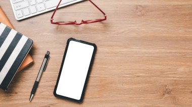 Üst görünüm, klavye bilgisayarlı ofis masası, boş ekran akıllı telefon, gözlük, kalem ve defter, kopyalama alanı, taklit alanı,.