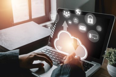 Bulut bilgisayar simgesi, Bulut hesaplama konsepti, Yedekleme Verisi İnternet, ağ ve dijital, Evrensel ve teknolojik paylaşım kavramı olan dizüstü bilgisayar kullanan kadın eli.