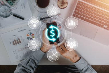 SİFT. Dünya Bankası Finansal Telekomünikasyon Topluluğu, VR ekranlı akıllı telefon kullanan iş adamı, ofis masasında hızlı simge, Finansal Bankacılık düzenleme kavramı.