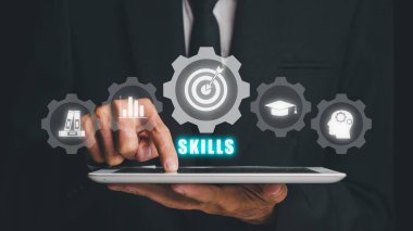 Yetenek bilgi yeteneği iş dünyası internet teknolojisi konsepti, ekranda yetenek simgesi olan dijital tablet kullanan insan eli.
