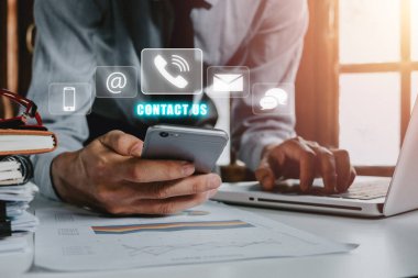 Bizimle ya da müşteri destek hattıyla iletişime geçin. Bağlantı kurun. Akıllı telefon kullanarak bizimle iletişim kurun. VR ekranındaki simge, e-posta, adres, canlı sohbet, internet kablosuz internet.. 