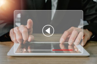 İnternette video yayını, dizüstü bilgisayarda online film ya da TV dizisi izleyen kişi, abonelik temalı dijital yayın kavramı.