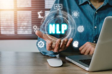 NLP doğal dil işleme bilişsel hesaplama teknolojisi konsepti, VR ekranı NLP simgesini ofis masasında tutan iş adamı, yapay zeka.