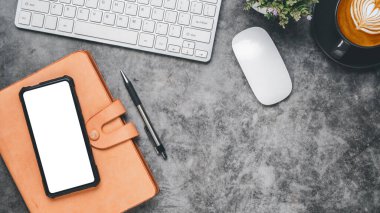 Üst Manzara, Ikeyboard bilgisayarlı Karanlık Ofis masası, boş ekran akıllı telefon, bir fincan kahve, kalem, gözlük ve not defteri, kopyalama alanı...