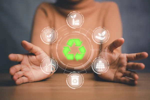 ESG çevre kavramı, yeşil etik iş kaynakları korumak, karbondioksiti azaltmak, çalışanlarla ilgilenmek. VR ekran ESG simgesi olan kadın el ele tutuşması.