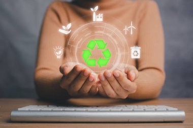 ESG çevre kavramı, yeşil etik iş kaynakları korumak, karbondioksiti azaltmak, çalışanlarla ilgilenmek. VR ekran ESG simgesi olan kadın el ele tutuşması.