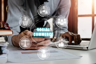 Sosyal ticaret kavramı, sanal ekran geçmişi, e-ticaret ve sosyal medya pazarlaması, topluluk, platform, geri bildirim, viral ve pazar yeri üzerine sosyal ticaret simgesi olan akıllı telefon kullanan kişi..