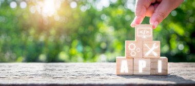 API - Uygulama Programlama Arayüzü, VR ekran API simgesi olan tahta blok, Yazılım geliştirme aracı, modern teknoloji, internet ve ağ konsepti.