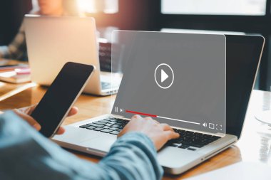 İnternette video yayını, dizüstü bilgisayarda online film ya da TV dizisi izleyen kişi, abonelik temalı dijital yayın kavramı.