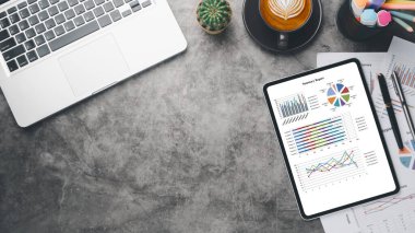 Tablet, çalışma masasında dosyalar ve raporlar. Üst görünüm düzlüğü