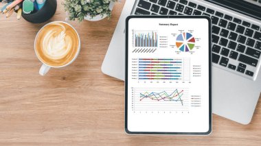 Tablet, çalışma masasında dosyalar ve raporlar. Üst görünüm düzlüğü