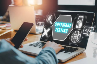 VR ekran, İş, modern teknoloji, internet ve ağ oluşturma kavramında yazılım test simgesine sahip klavye yazıcı bilgisayarı.