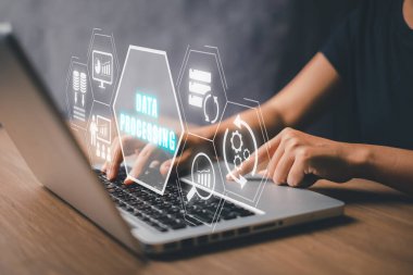 Veri işleme kavramı, sanal ekranda veri işleme simgesi olan dizüstü bilgisayarda çalışan kişi.