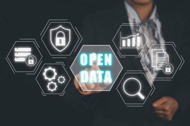 Veri kavramını aç, iş adamı sanal ekranda açık veri simgesine dokunuyor.