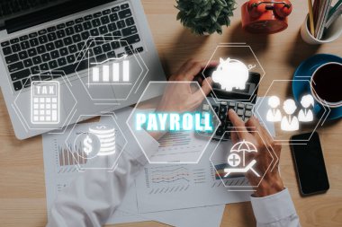 Maaş işi finans konsepti, İşadamı VR ekranında Maaş simgesi ile finansal verileri analiz ediyor, Finansal, muhasebe.