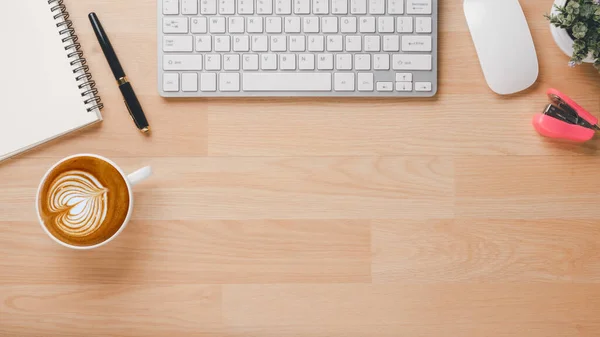 Klavye Bilgisayarı Faresi Kalemi Defteri Kahvesi Olan Ofis Ahşabı Masa — Stok fotoğraf