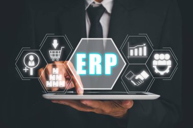 Enterprise Resource Planlama ERP, sanal ekranda simgelerle belge yönetimi kavramı, Sanal ekranda Atılgan Kaynak Planlama simgeleri ile dijital tabletle çalışan İşadamı .