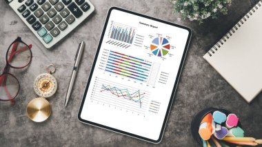 Tablet, çalışma masasında dosyalar ve raporlar. Üst görünüm düzlüğü